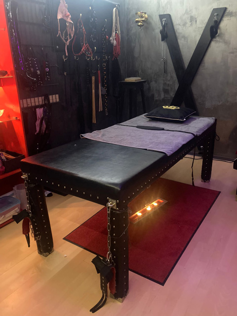 Bild zu Domina Lady Carmen